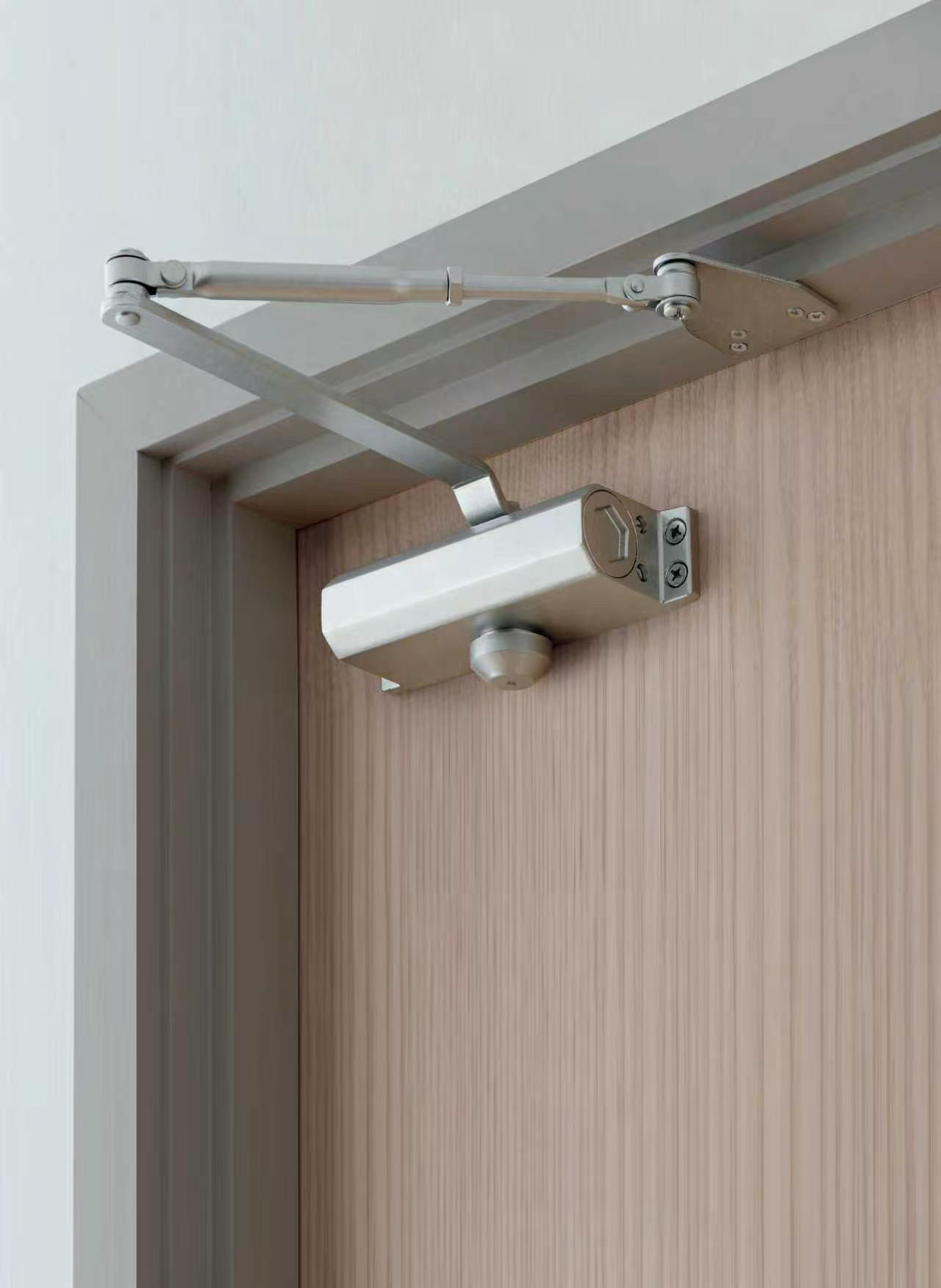 闭门器